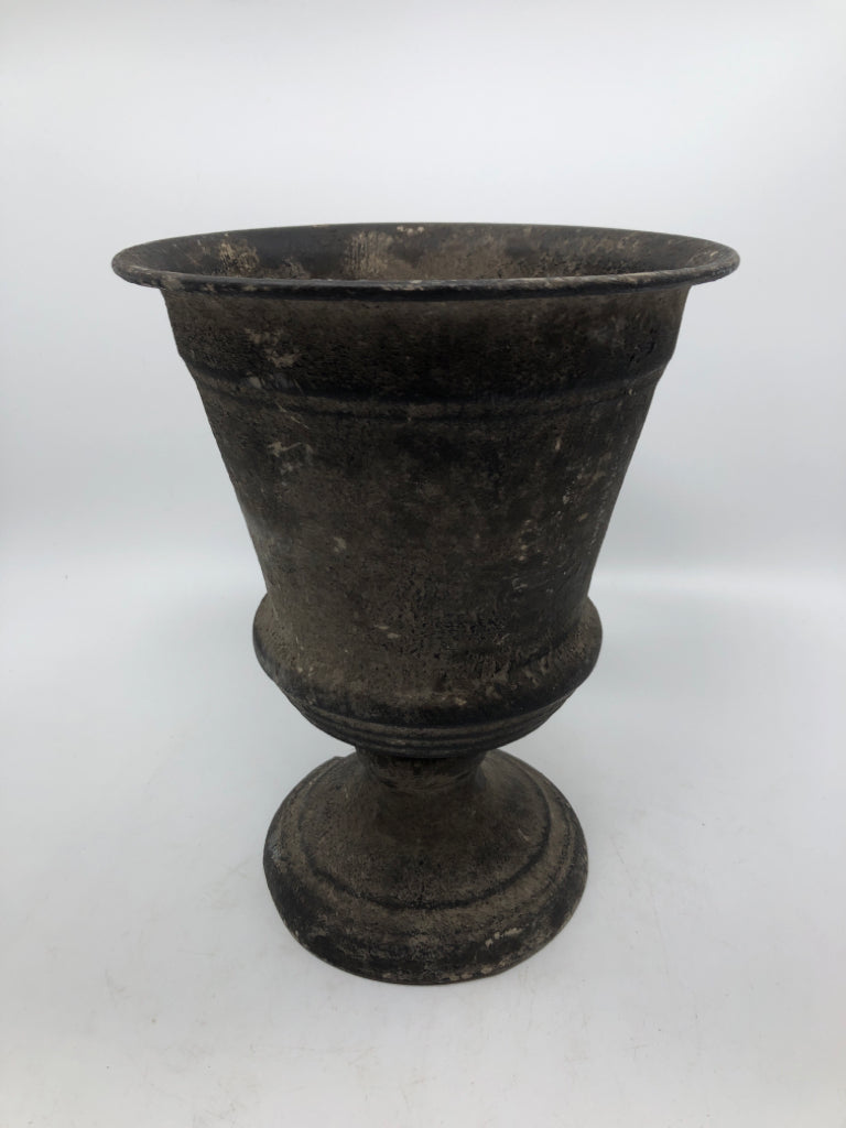 RUSTIC METAL URN-STYLE PLANTER.