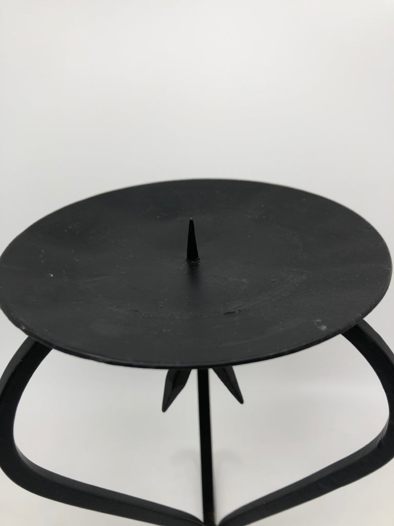 BLACK SCROLL METAL PILLAR CANDLE HOLDER.