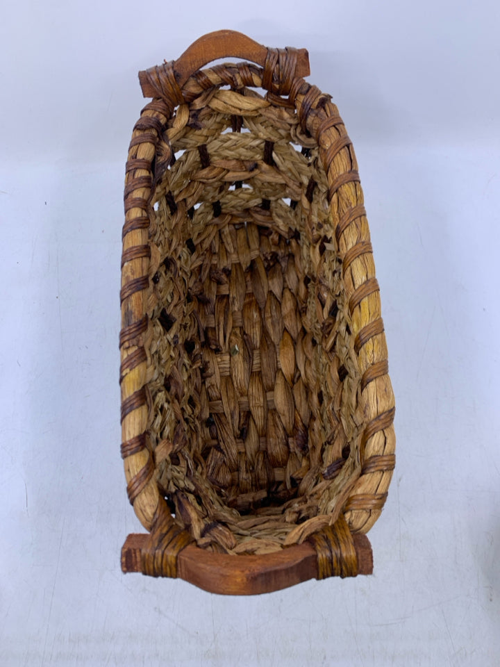 OVAL MULTI TONED BASE W/ WOOD HANDLES.