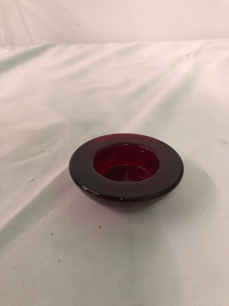 4 RED GLASS TEA LIGHT HOLDERS.