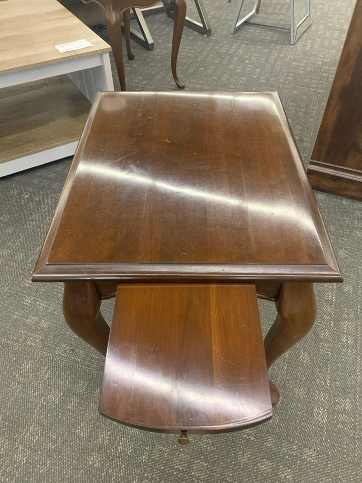 VTG WOODEN SIDE TABLE W/PULL-OUT TRAY.