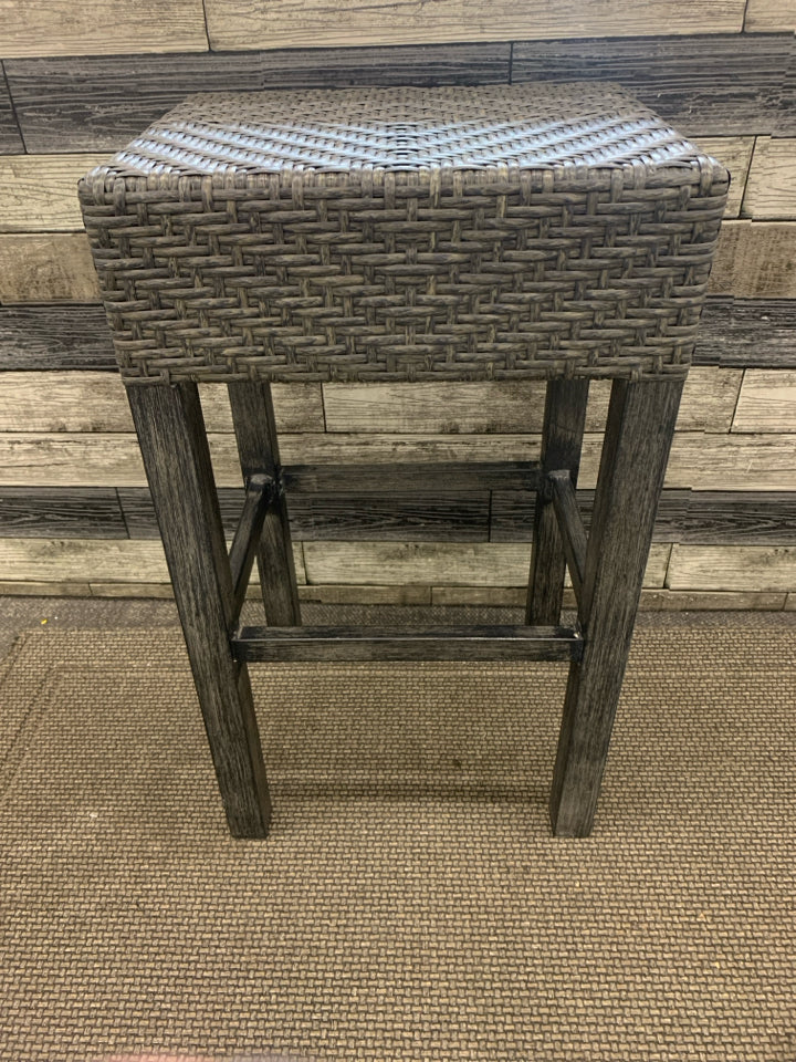4 GREY WOVEN STOOLS.