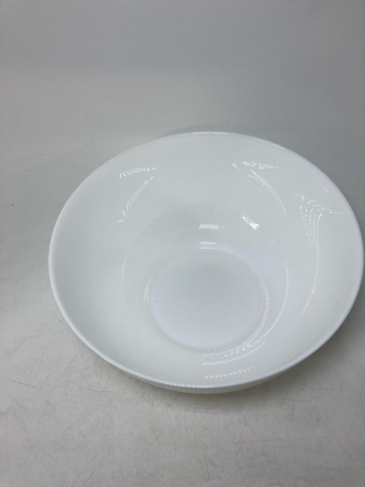 WHITE GLASS MIXING BOWL.