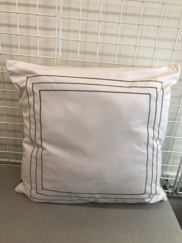 WHITE ACCENT PILLOW W/GREY SQUARE DETAIL.