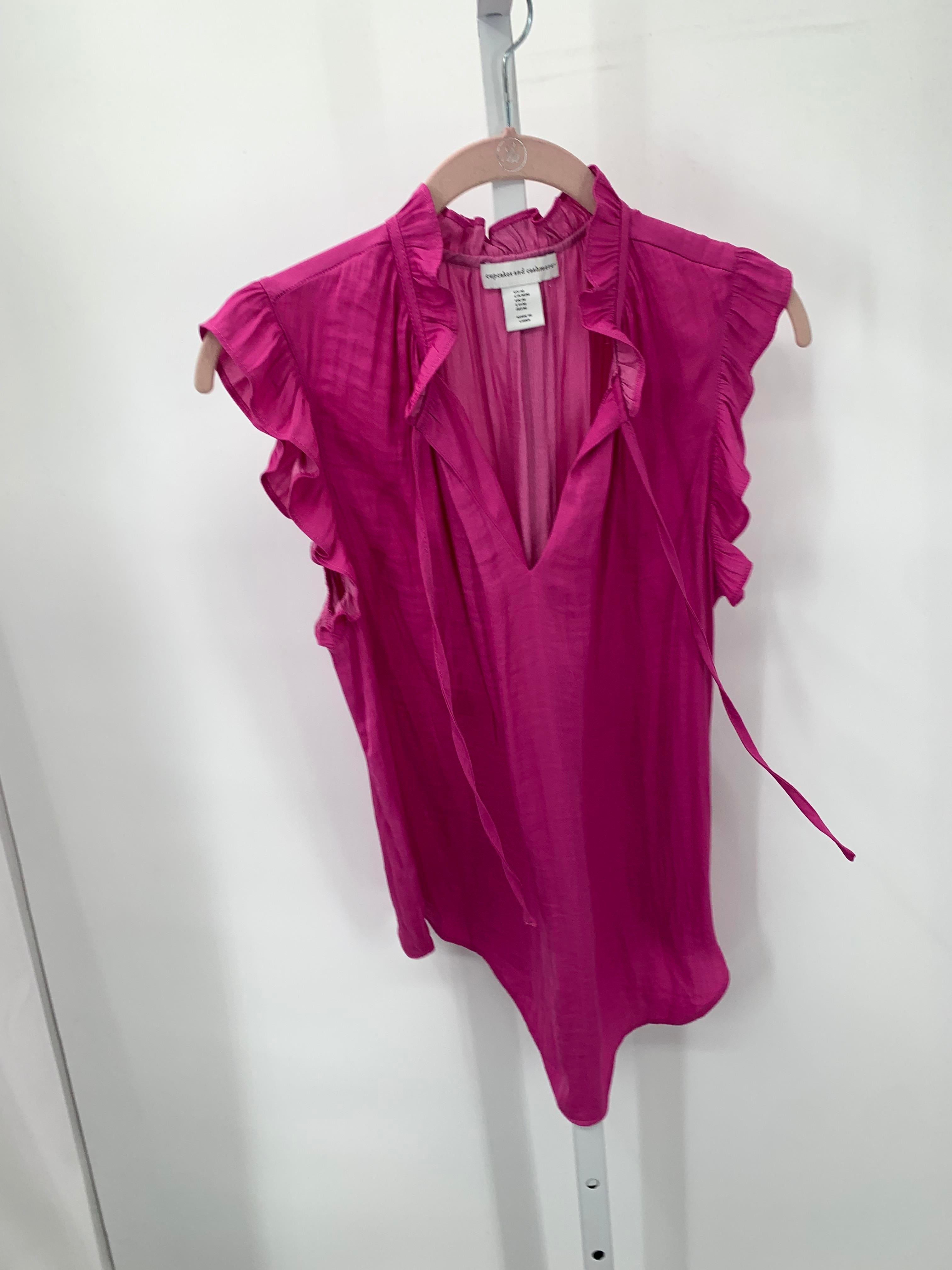 Size Medium Misses Short Sleeve Shirt