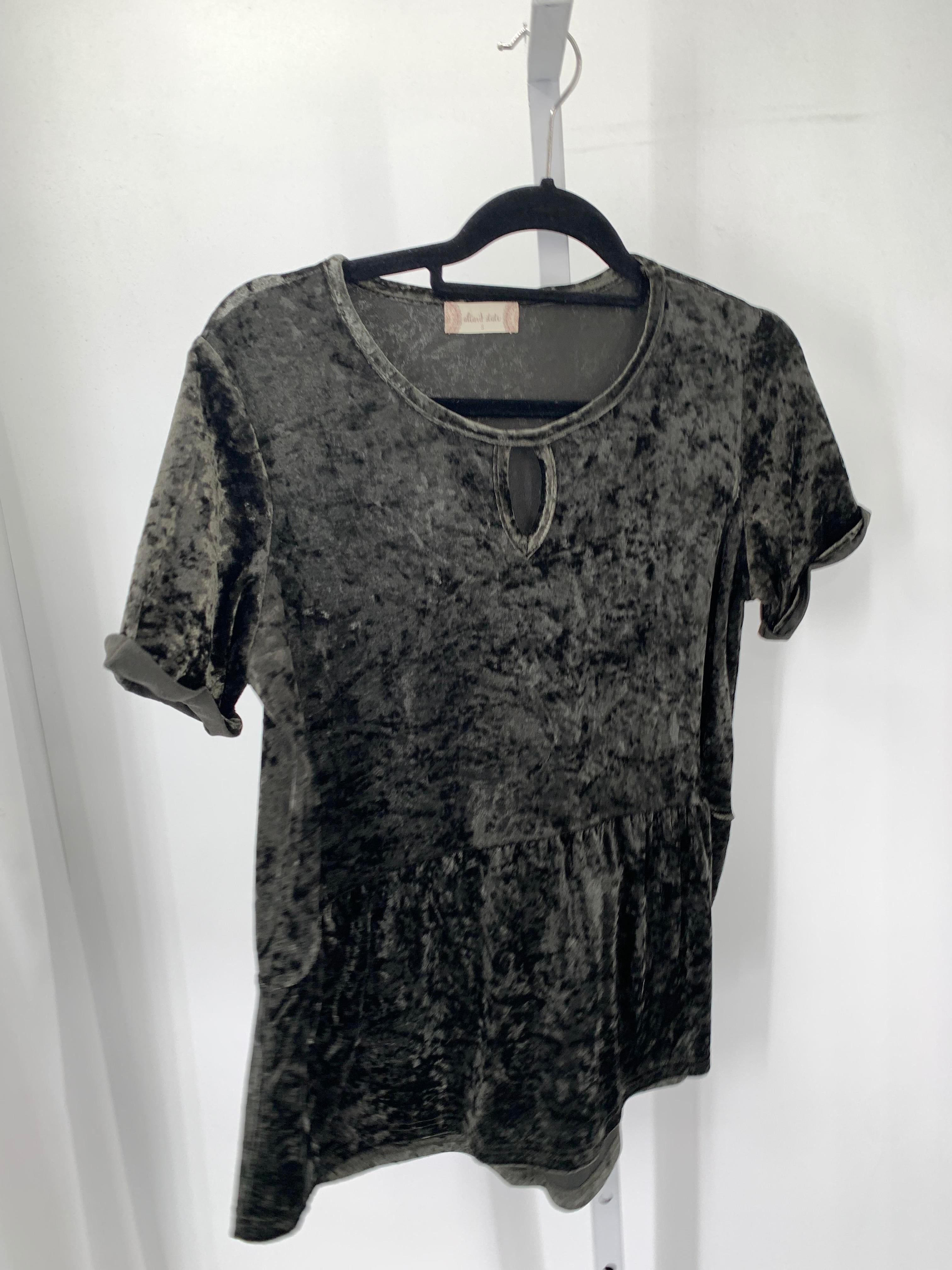 Size Small Juniors Short Sleeve Shirt