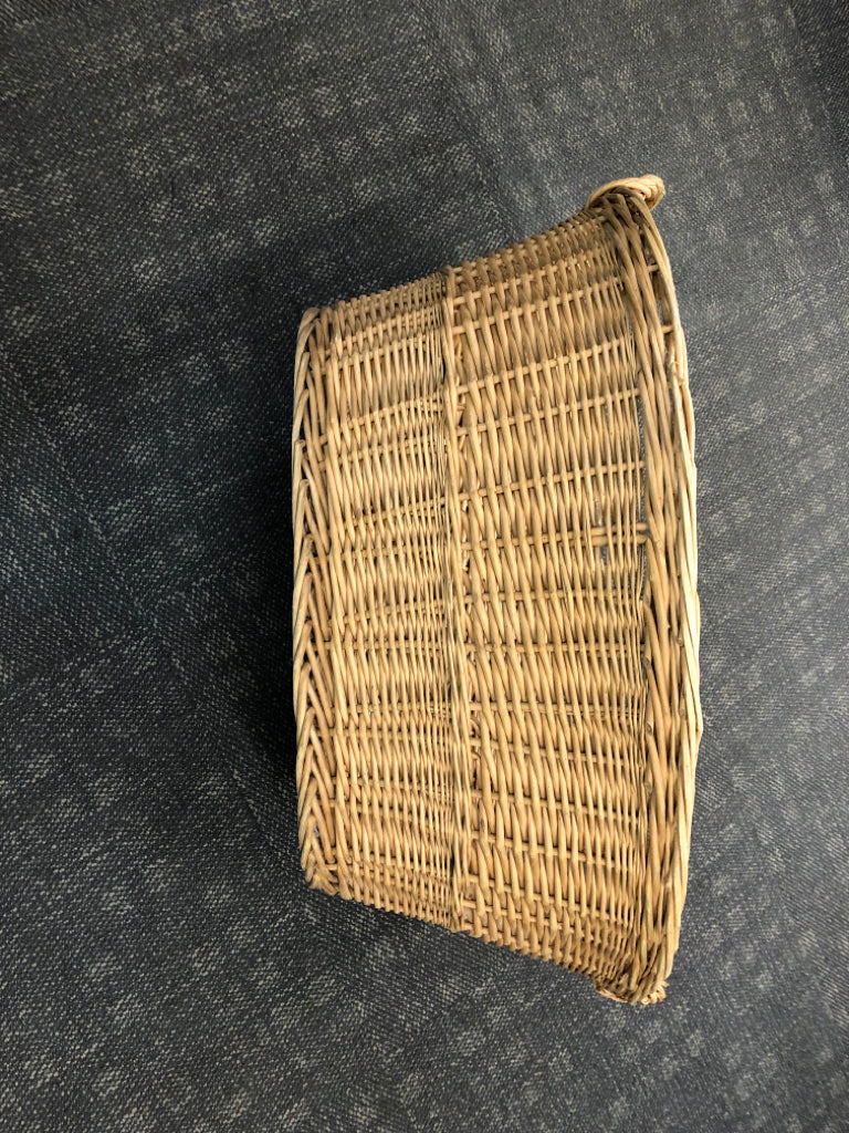 LARGE OVAL WICKER LAUNDRY BASKET W/HANDLES.