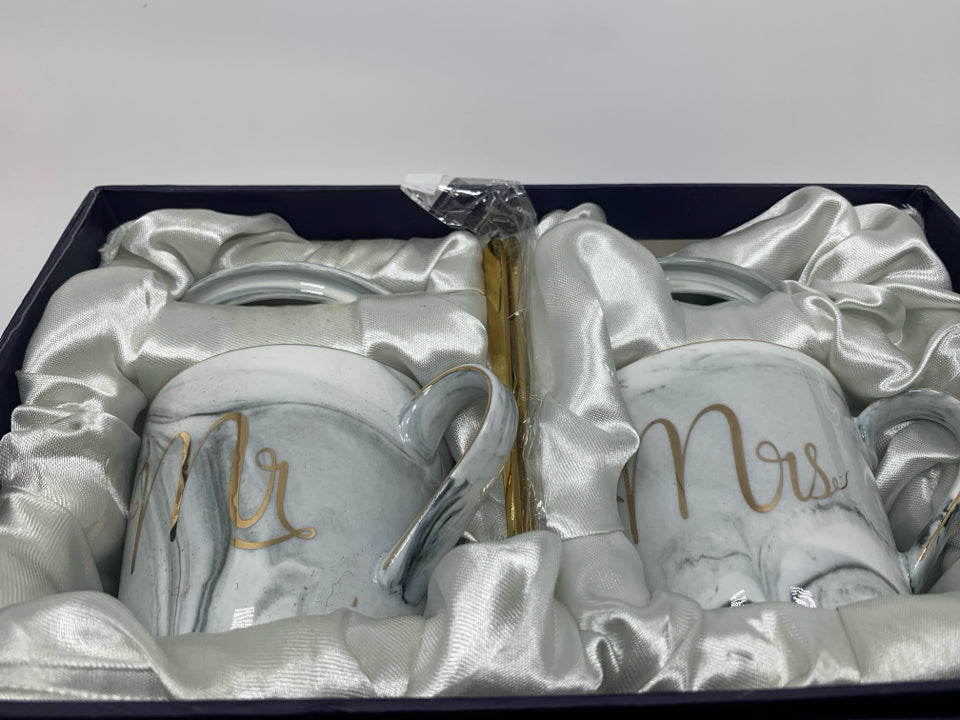 MR & MRS MUG SET IN BOX