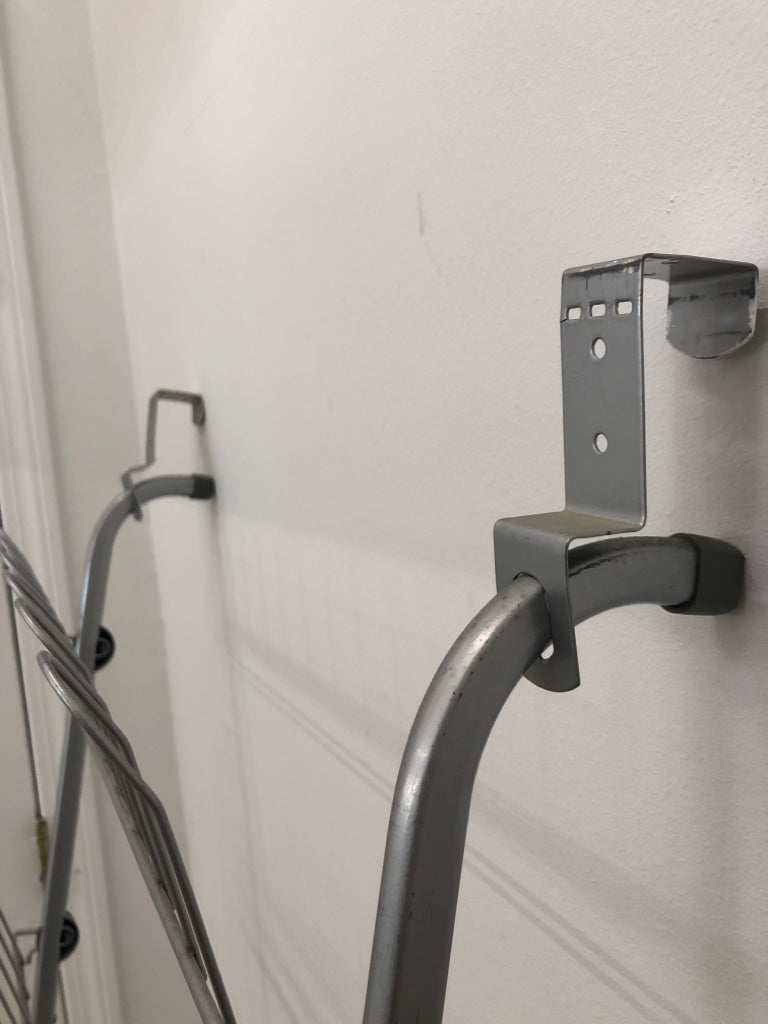 DOOR HANGING METAL SHOW RACK.