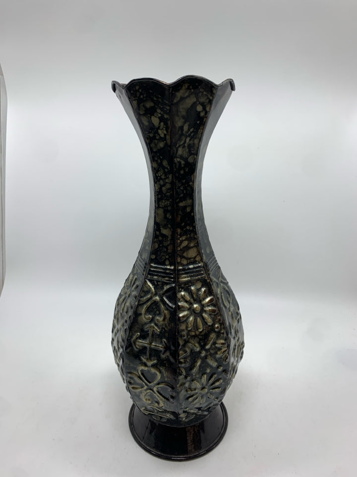 BLACK METAL VASE W/FLOWER DETAILS.