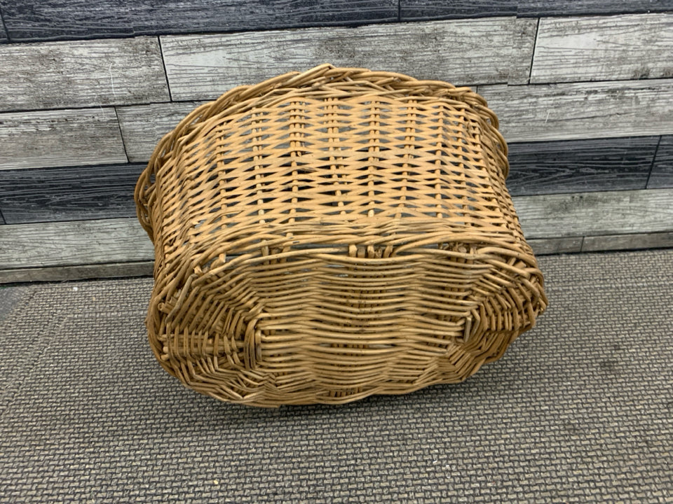 OVAL WOVEN BASKET W/ THICK BRAIDED EDGE.