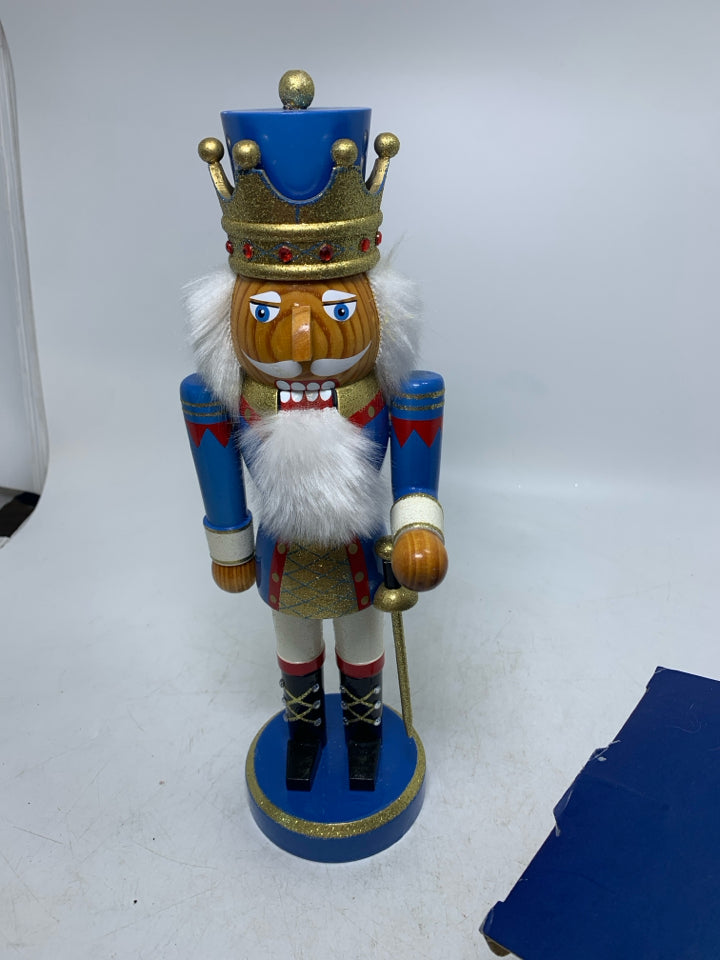 VTG IN BOX VILLAGE NUTCRACKER IN BLUE W/ RED & GOLD KING.
