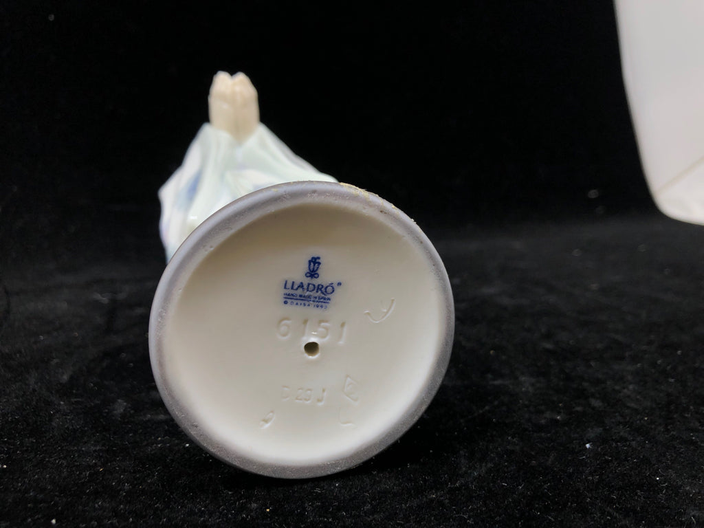 LLADRO GIRL HOLDING PINK FLORAL W ARMS CLOSED.