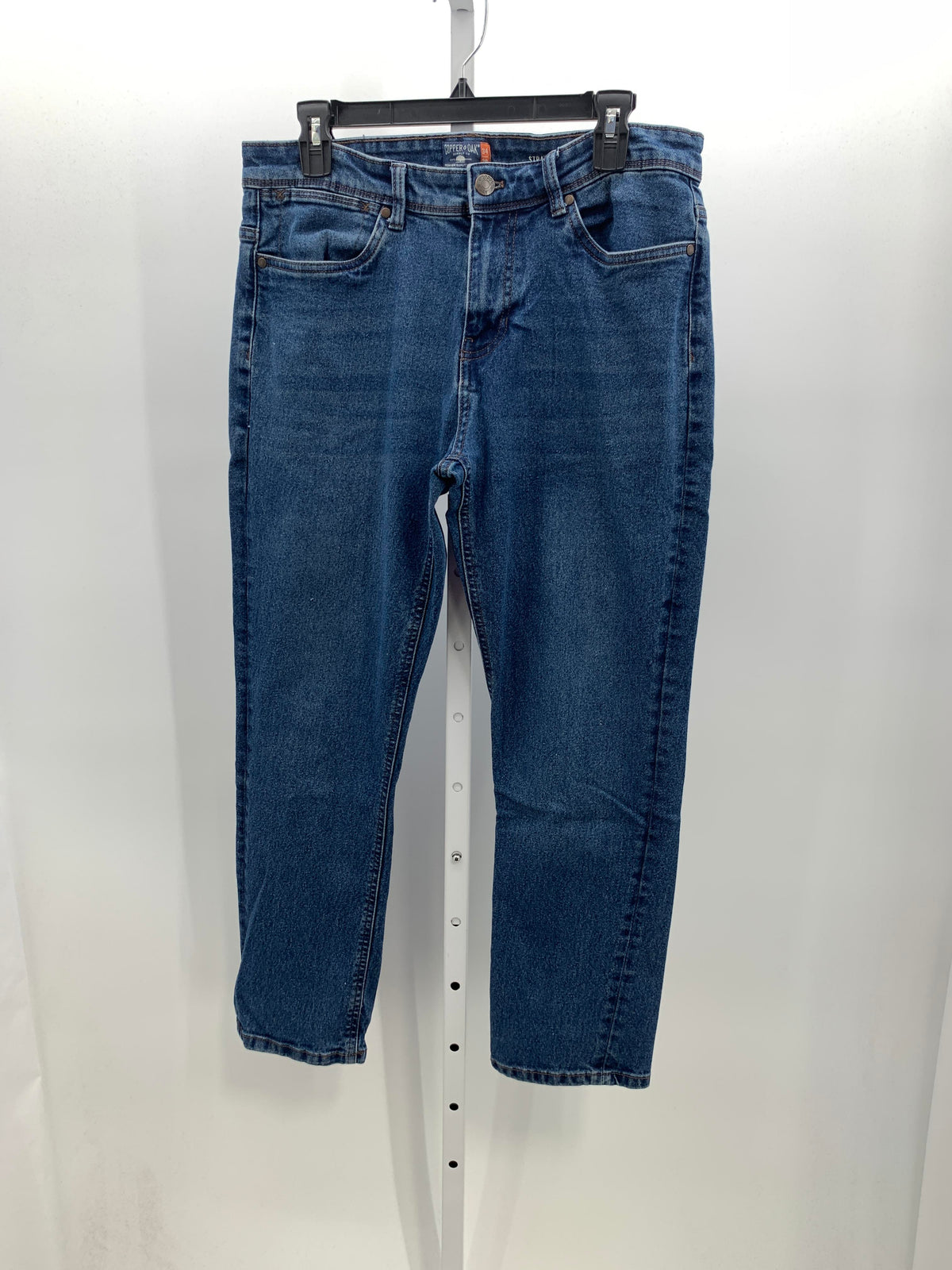 STRAIGHT FIT JEANS.