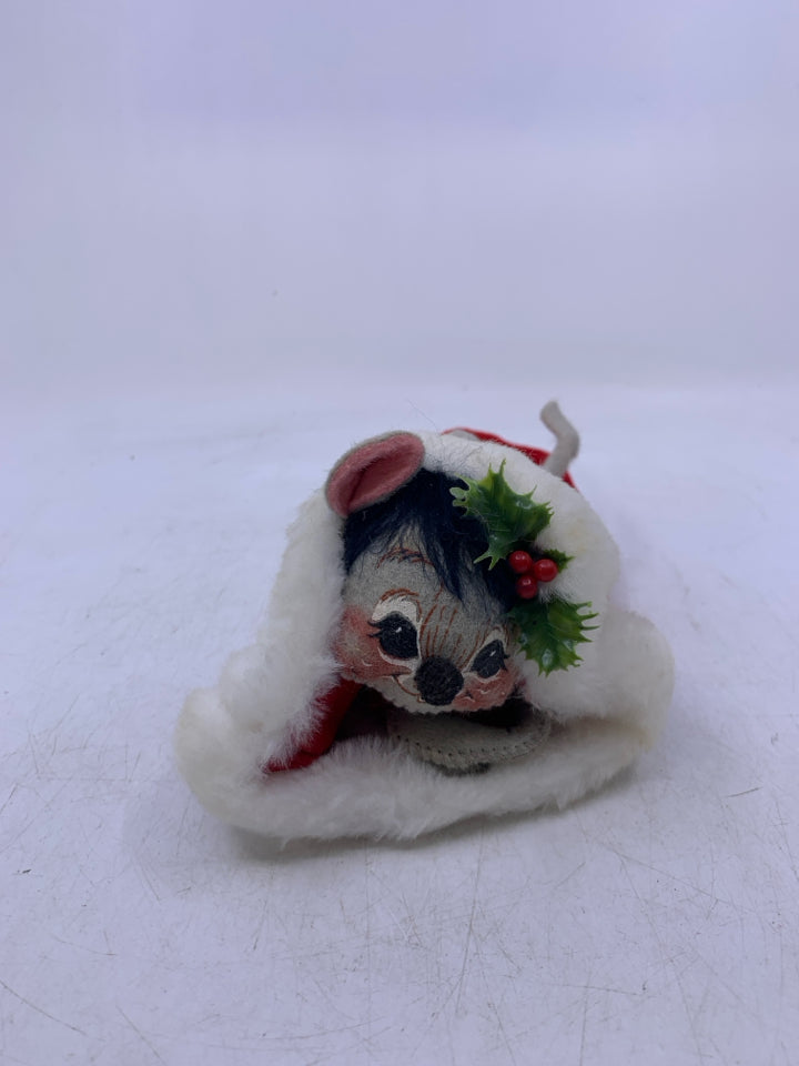 ANNALEE MOUSE IN SANTA HAT-1995