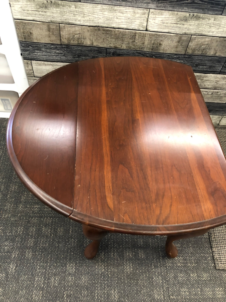 OVAL CHERRY WOOD DROP SIDE TABLE.