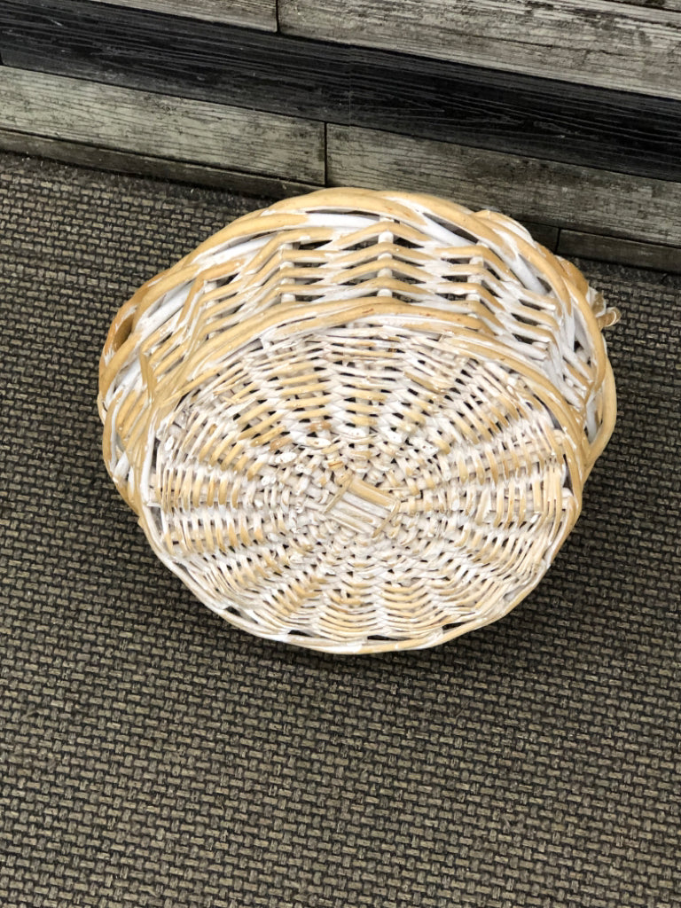 WHITE WASHED ROUND WICKER BASKET.