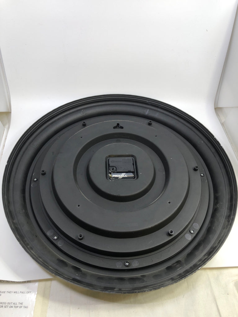 GREY DISTRESSED CIRCLE CLOCK.