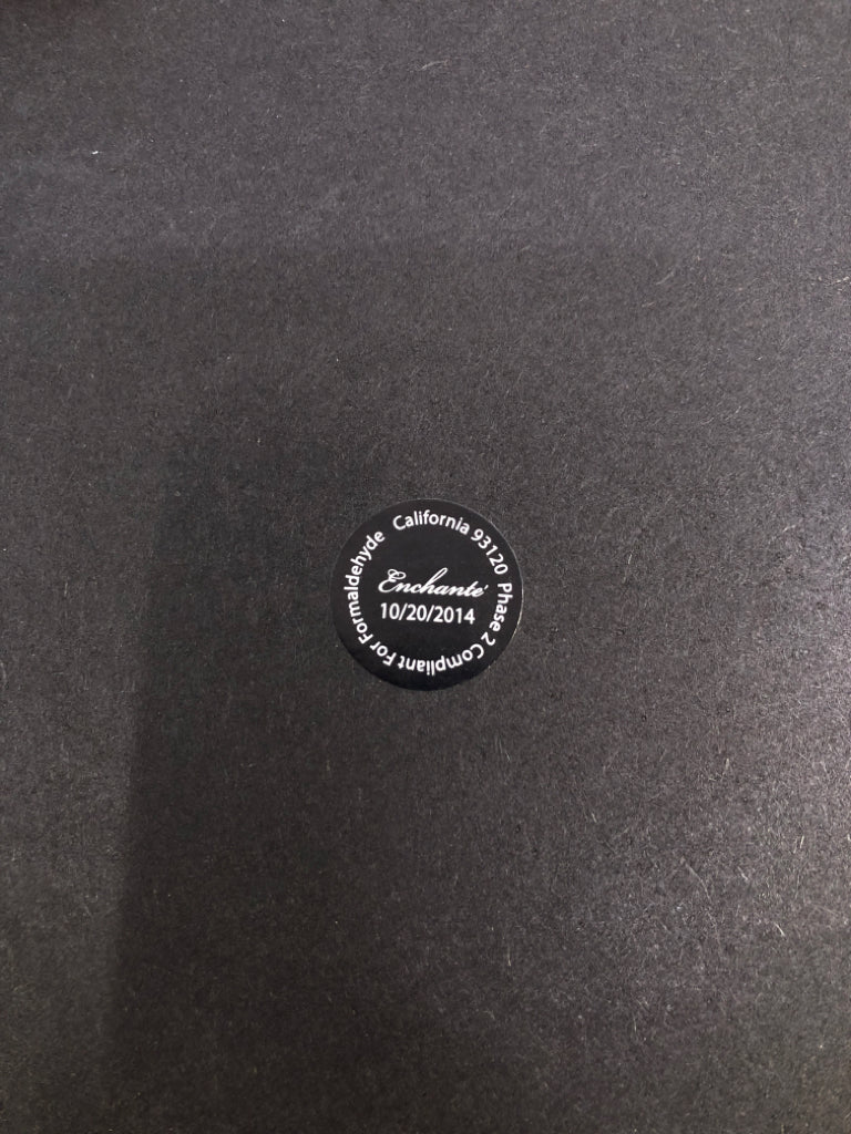 GREY FRAME W/ BURLAP CENTER MEMO BOARD.