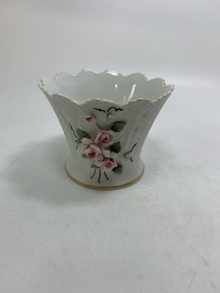 SHORT WHITE VASE W/ 3D FLOWERS GOLD DETAILS.