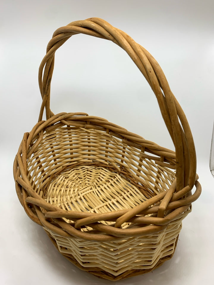 LIGHT WOVEN OVAL BASKET W/WOVEN HANDLE.