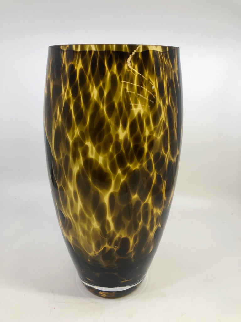 BROWN SPOTTED GLASS VASE.