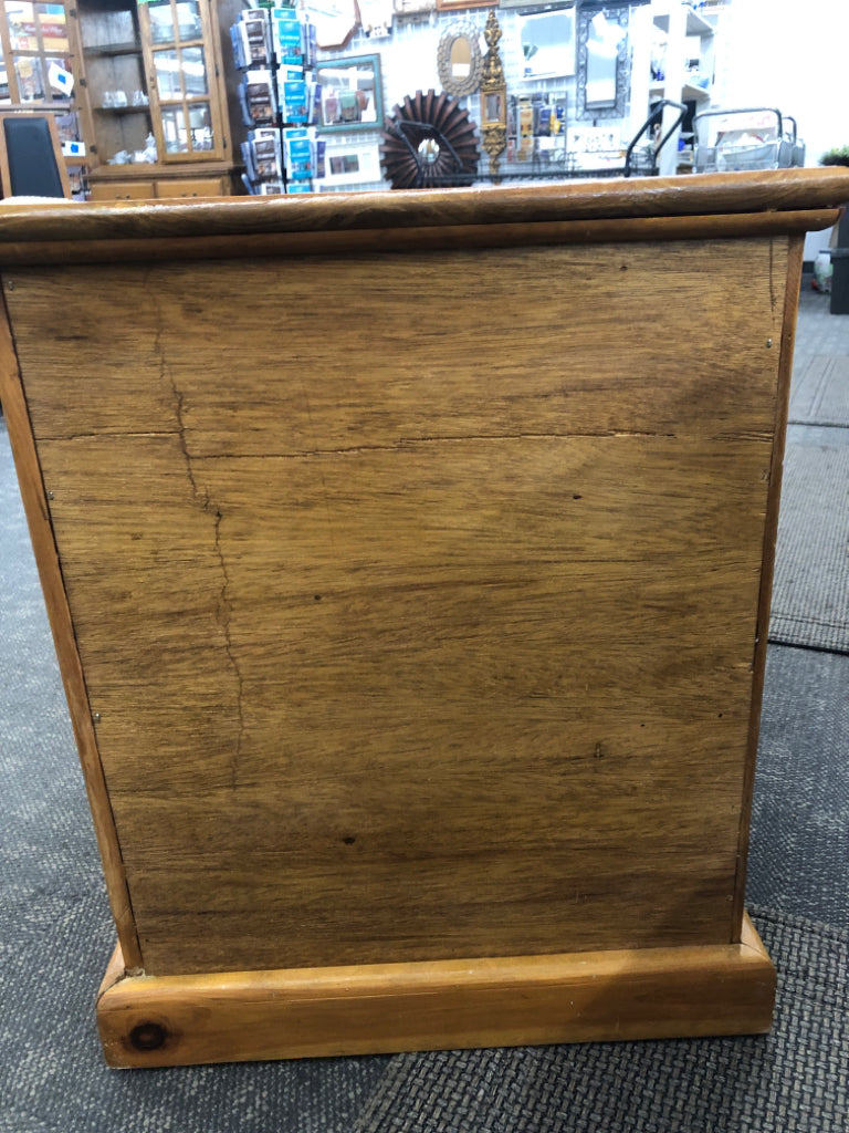 LIGHT WOOD STORAGE END TABLE W/DRAWER.