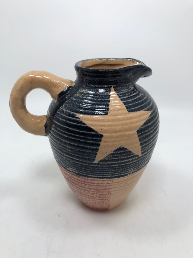 TAN WHITE AND BLUE AMERICANA CERAMIC PITCHER.