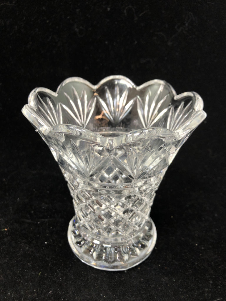 CRYSTAL VASE W/ FLARED TOP SCALLOP EDGE.