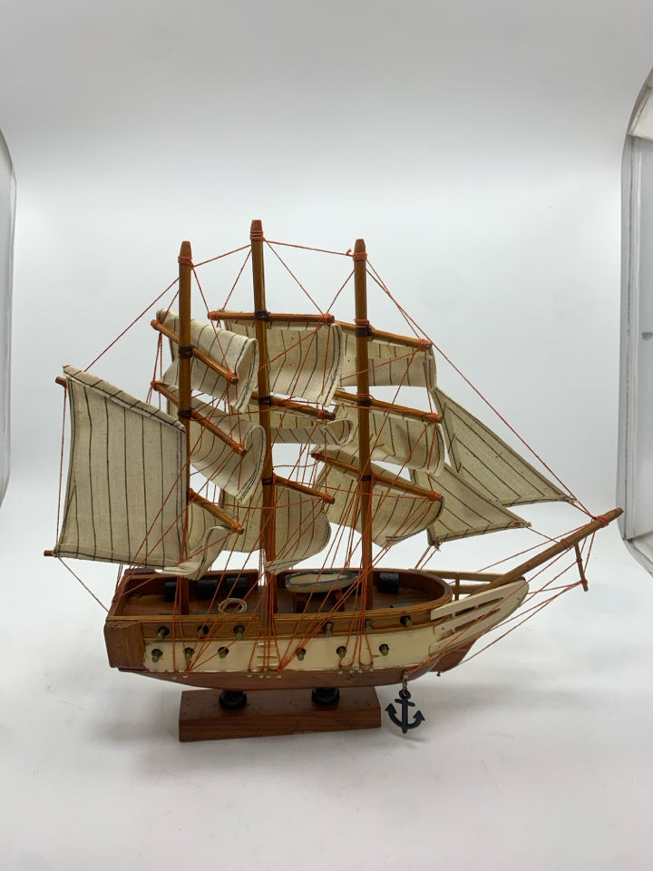 USS CONSTITUTION MODEL WOOD SHIP W/FABRIC SAILS.