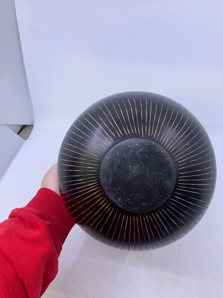 BLACK LINED WOOD PLANTER.