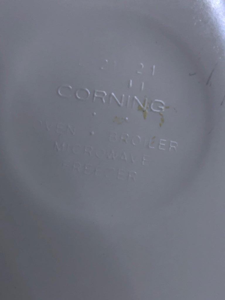 LARGE WHITE ROUND CASSEROLE DISH W GLASS LID.