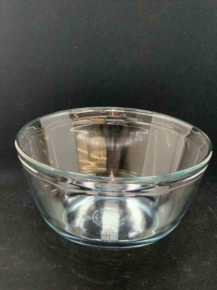 CLEAR GLASS MIXING BOWL.