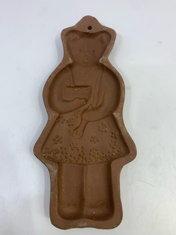 HEARTHSTONE CERAMIC MOTHER BEAR COOKIE MOLD.