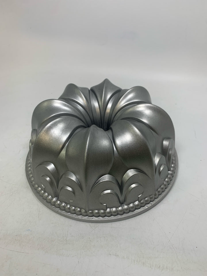 FLEUR DE LIS BUNDT CAST ALUMINUM BUNDT PAN.