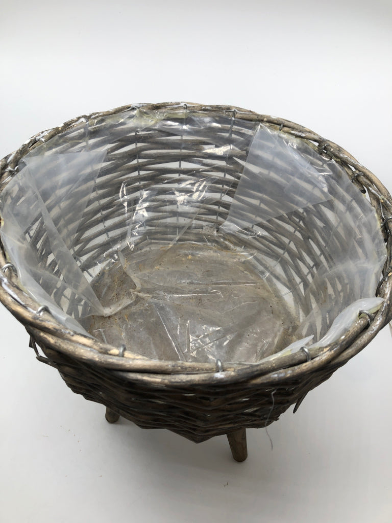 GRAY DISTRESSED RAISED WICKER PLANTER.