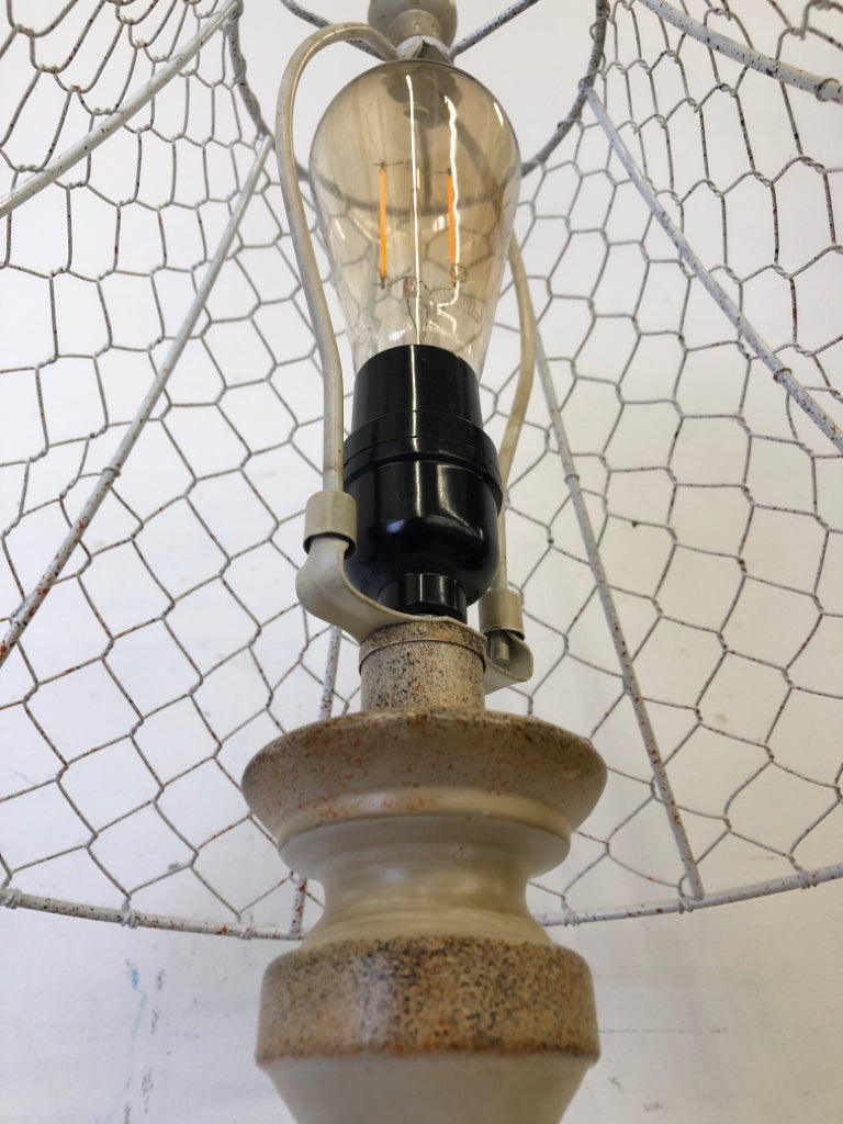 TAN DISTRESSED BASE TOUCH LAMP W/WHITE WIRE FRAME.