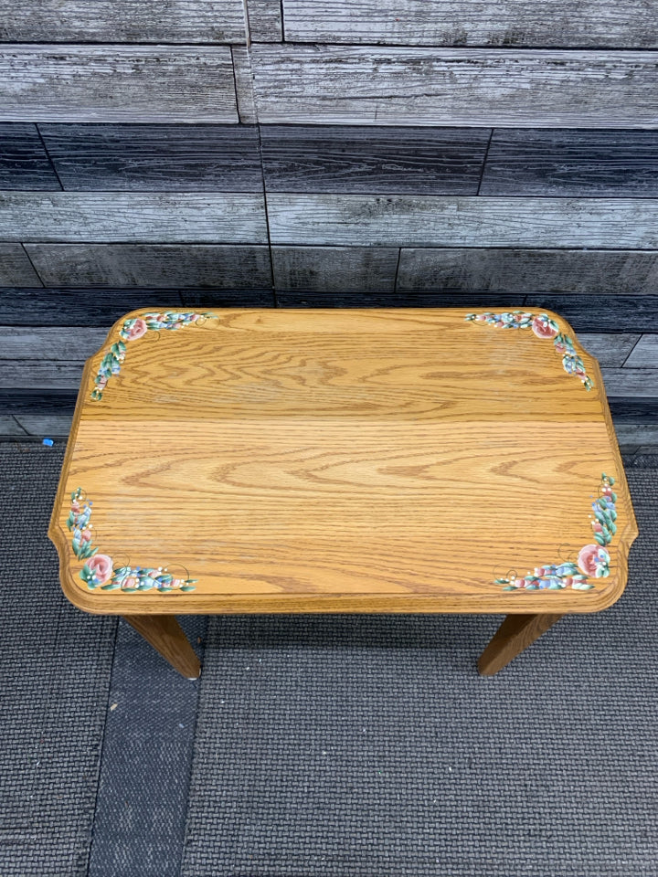 OAK RECTANGLE SIDE TABLE W/ PAINTED CORNERS.