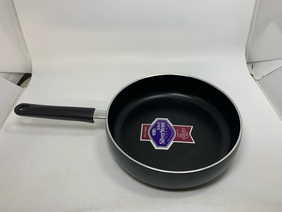 NEW SILVERSTONE PAMPERED CHEF NON-STICK 10" FRYING PAN.