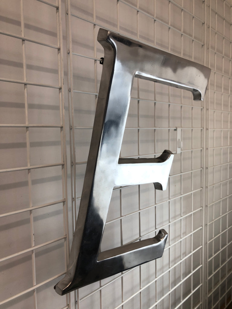 METAL E WALL DECOR.