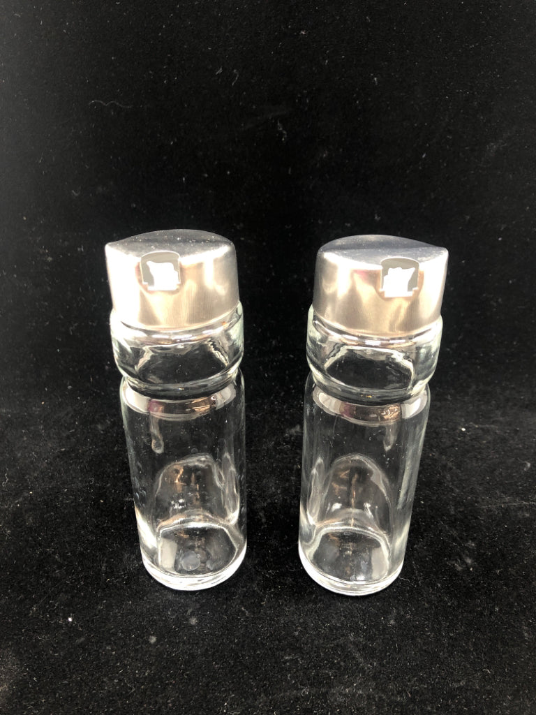 GLASS OIL/VINEGAR DISPENSERS IN METAL HOLDER.