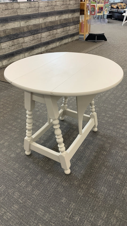CREAM PAINTED DROP LEAF SIDE TABLE W/SPINDLE LEGS.