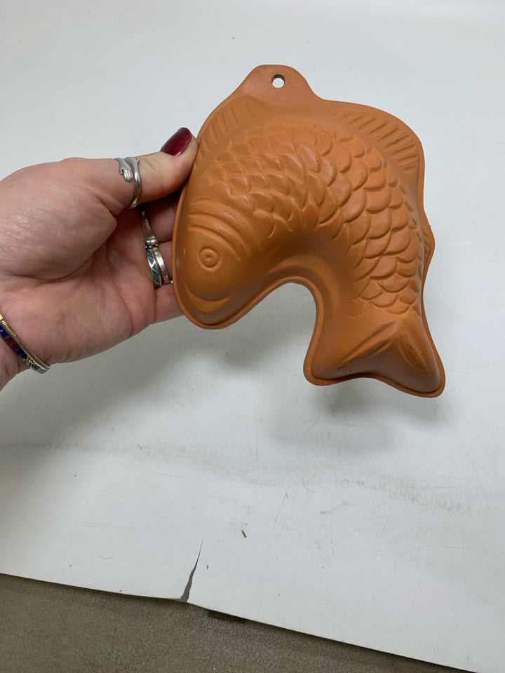 SMALL FISH SHAPED MOLD CERAMIC.