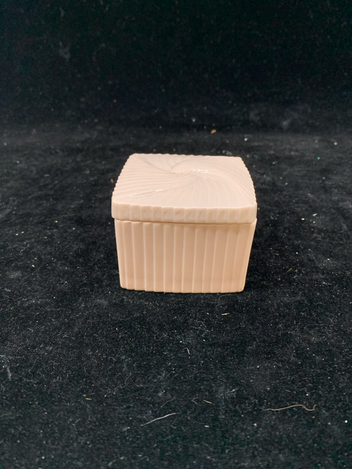 SMALL PALE PINK TRINKET BOX.