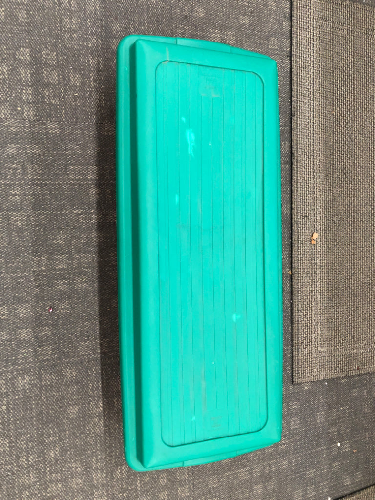 RED/GREEN STORAGE BOX FOR WRAPPING PAPER.