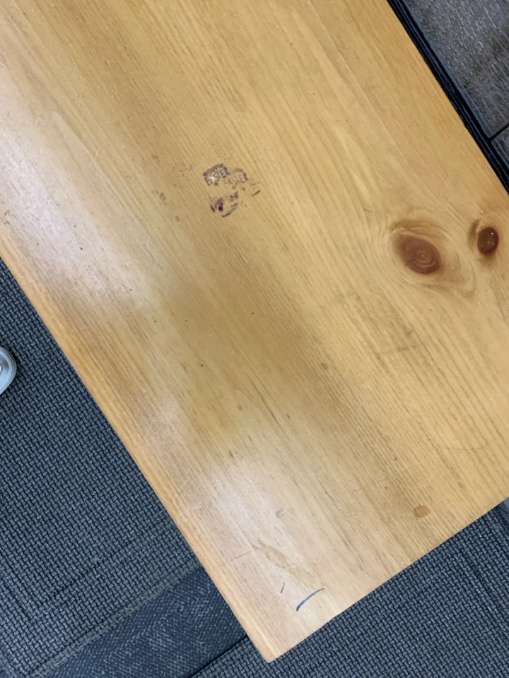 OAK WOOD BENCH W BOTTOM SHELF.