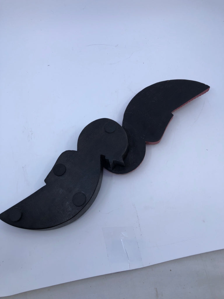 BLACK AND RED CARVED BIRD SHAPED DIVIDED TRINKET BOX.