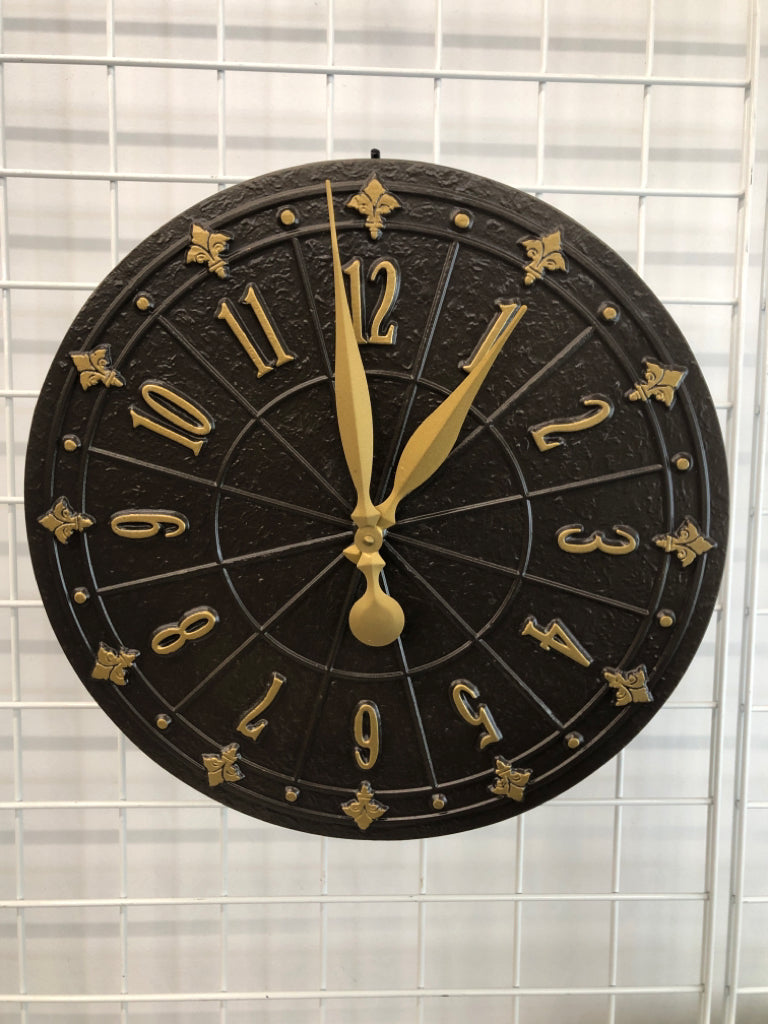 BROWN FRONTGATE METAL CLOCK.