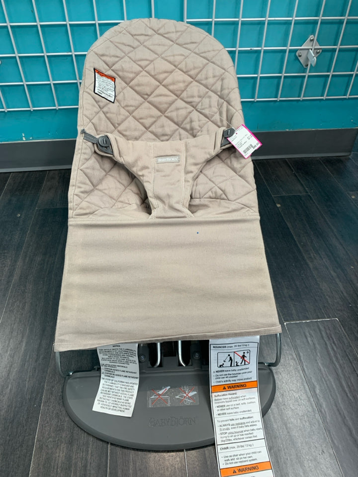 BabyBjorn Bouncer Bliss *small stain*