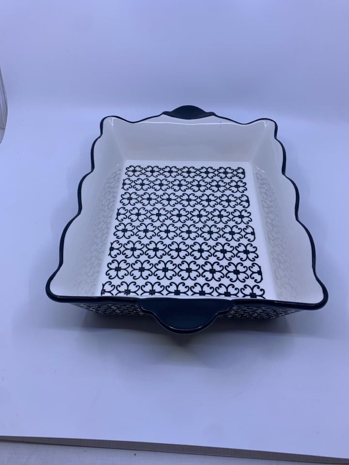 BLACK AND WHITE PATTERNED CASSEROLE DISH.